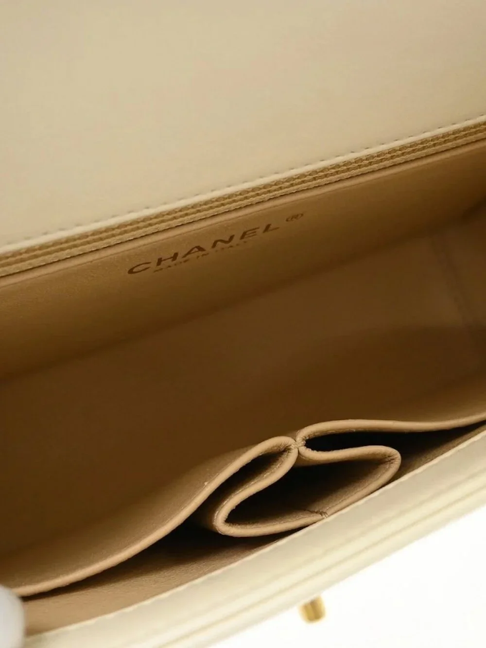 Best07 Chanel White Lambskin Chevron Shoulder Bag KQ01623